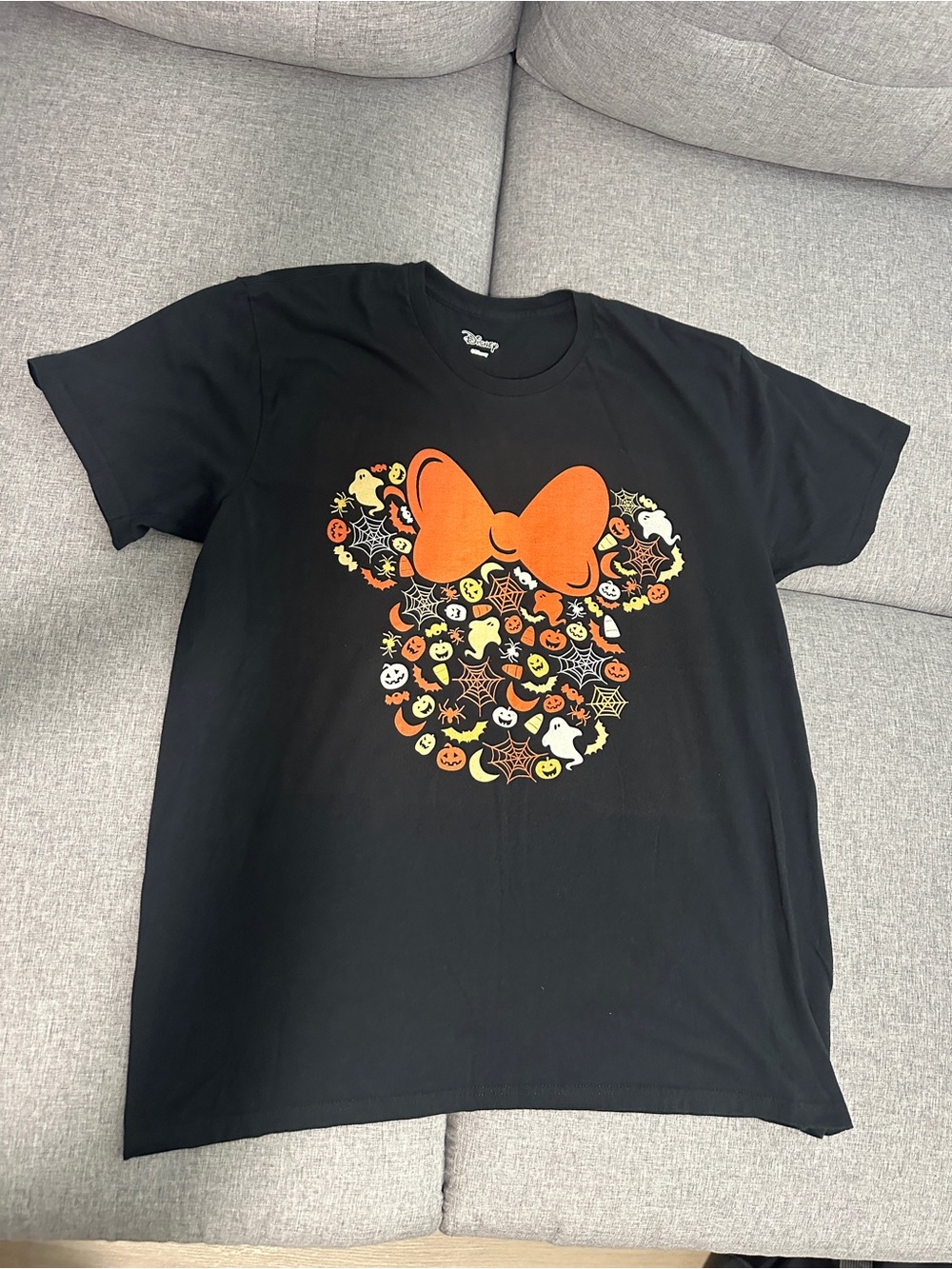 Disney Black Tee with Orange Minnie Halloween Bow Graphic Size LARGE